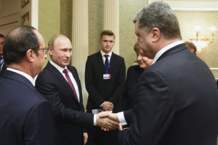 Путин и Порошенко пожали друг другу руки